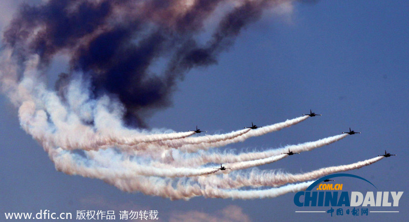 韩国空军“黑鹰”举行飞行表演 动作娴熟配合默契