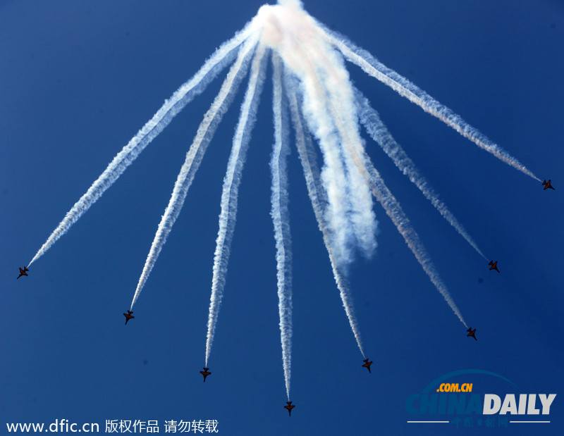 韩国空军“黑鹰”举行飞行表演 动作娴熟配合默契