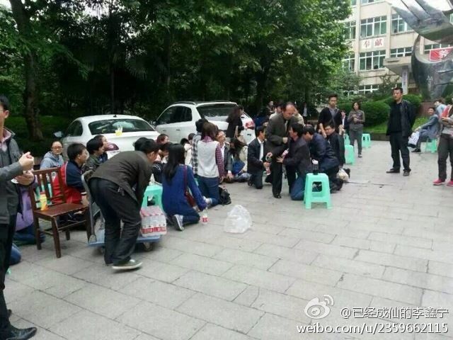 遵义四中老师集体下跪抗议学校搬迁