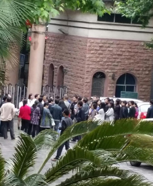 遵义四中老师集体下跪抗议学校搬迁