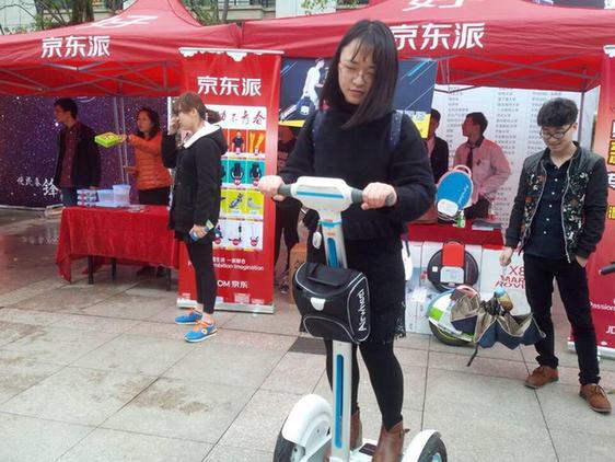 浙江工商大学刮起爱尔威Airwheel电动平衡车旋风