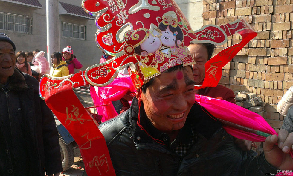奇葩结婚习俗：父母“花枝招展”被整