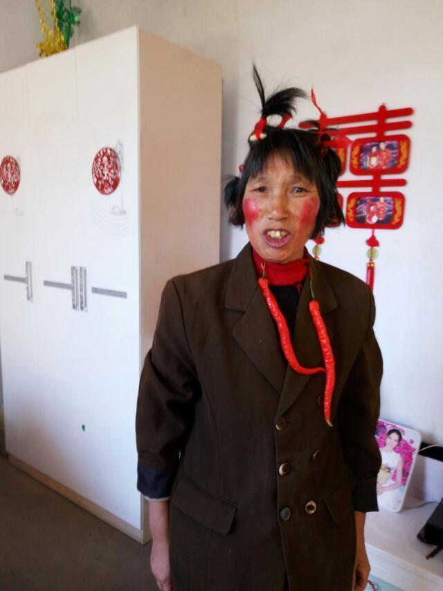 奇葩结婚习俗：父母“花枝招展”被整