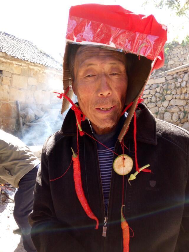 奇葩结婚习俗：父母“花枝招展”被整