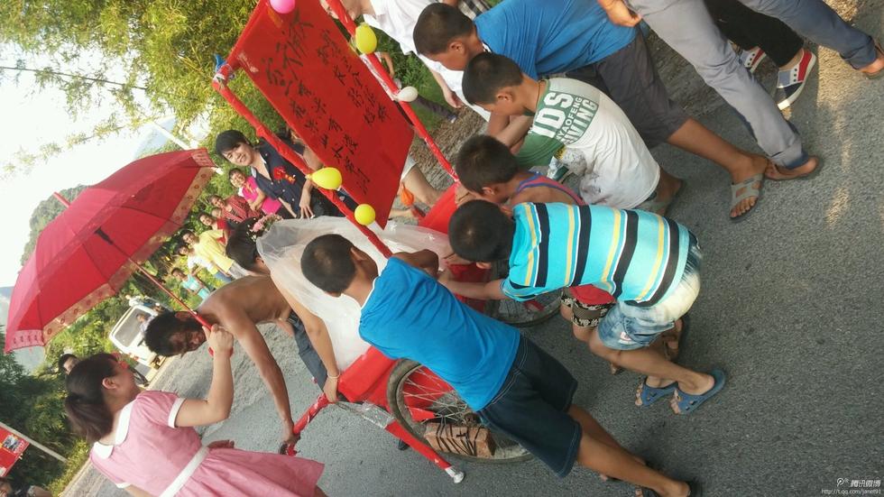 奇葩结婚习俗：父母“花枝招展”被整