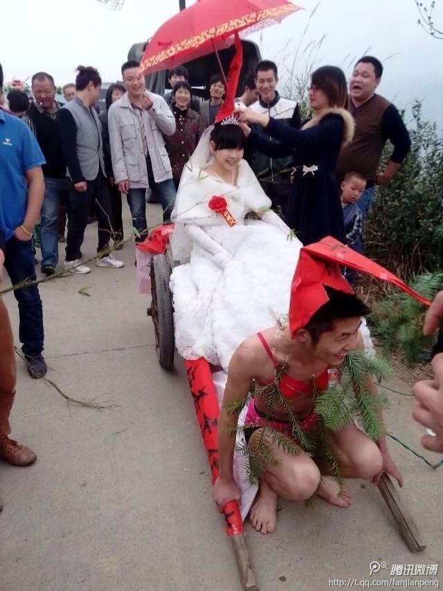 奇葩结婚习俗：父母“花枝招展”被整