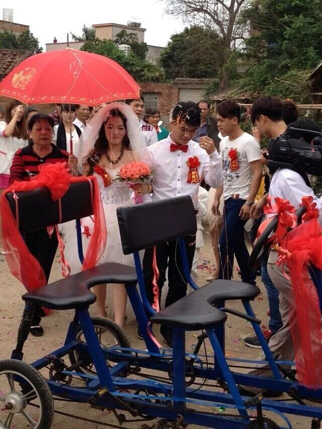 奇葩结婚习俗：父母“花枝招展”被整