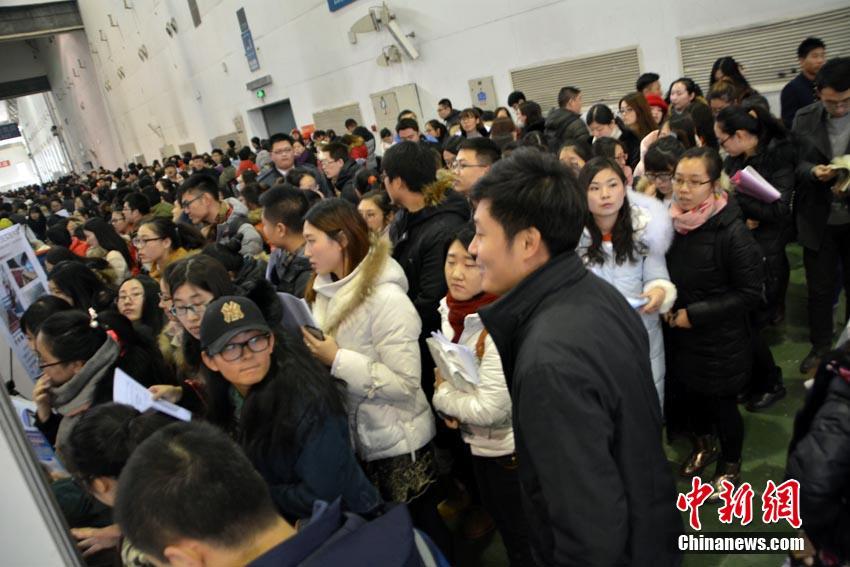 3万毕业生零下15度室外排长队求职