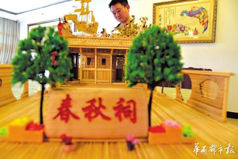 男子用4万根烧烤签制成微缩版春秋祠