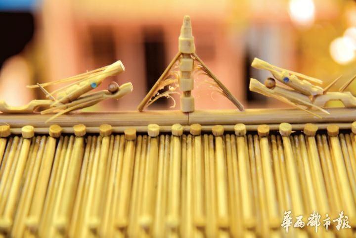 男子用4万根烧烤签制成微缩版春秋祠