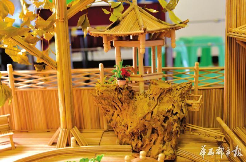 男子用4万根烧烤签制成微缩版春秋祠