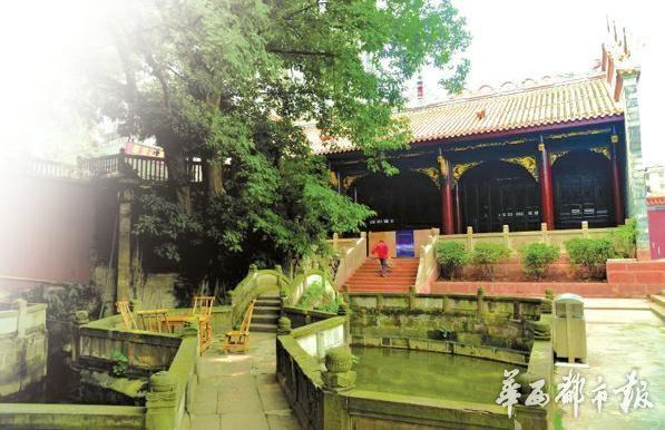 男子用4万根烧烤签制成微缩版春秋祠