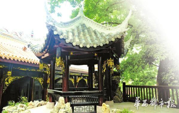 男子用4万根烧烤签制成微缩版春秋祠