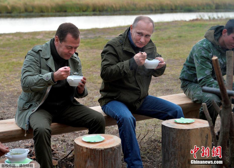 普京梅德韦杰夫野外坐板凳吃饭 为选举拉票造势（图）