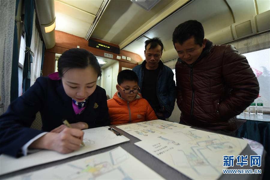 预备列车长手绘漫画提醒旅客乘车安全