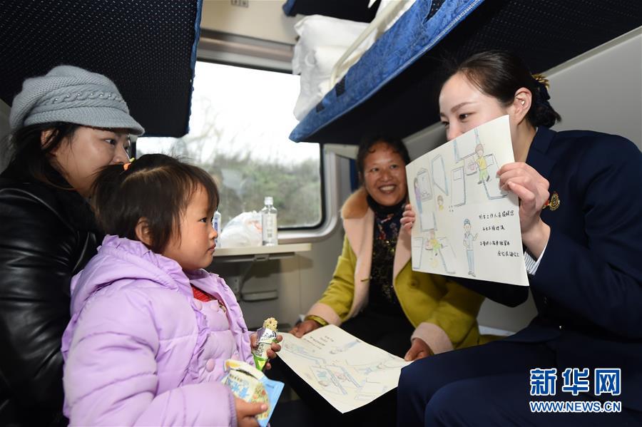 预备列车长手绘漫画提醒旅客乘车安全