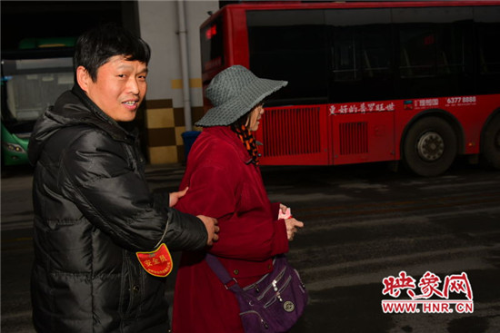 郑州六旬老太坐公交上瘾 老伴防其迷路偷藏定位器(组图)