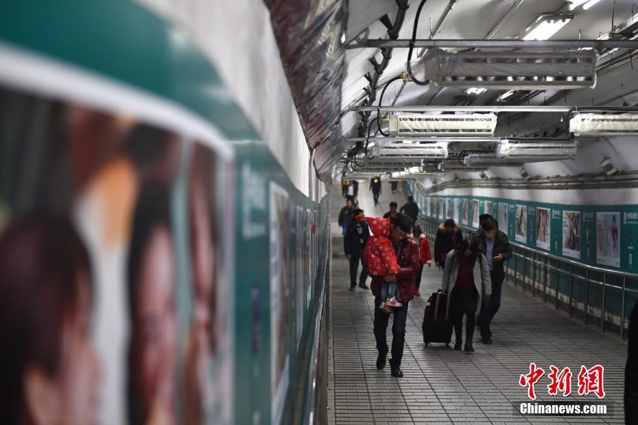 北京地铁复兴门换乘通道加装换气装置(组图)