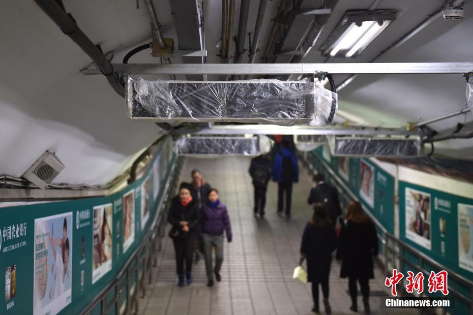北京地铁复兴门换乘通道加装换气装置(组图)