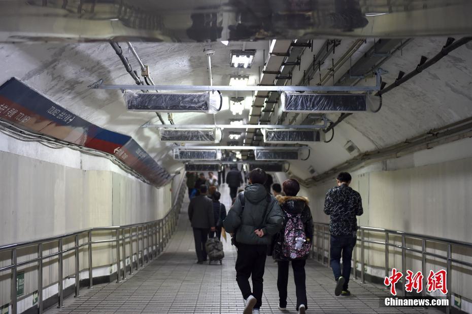 北京地铁复兴门换乘通道加装换气装置(组图)