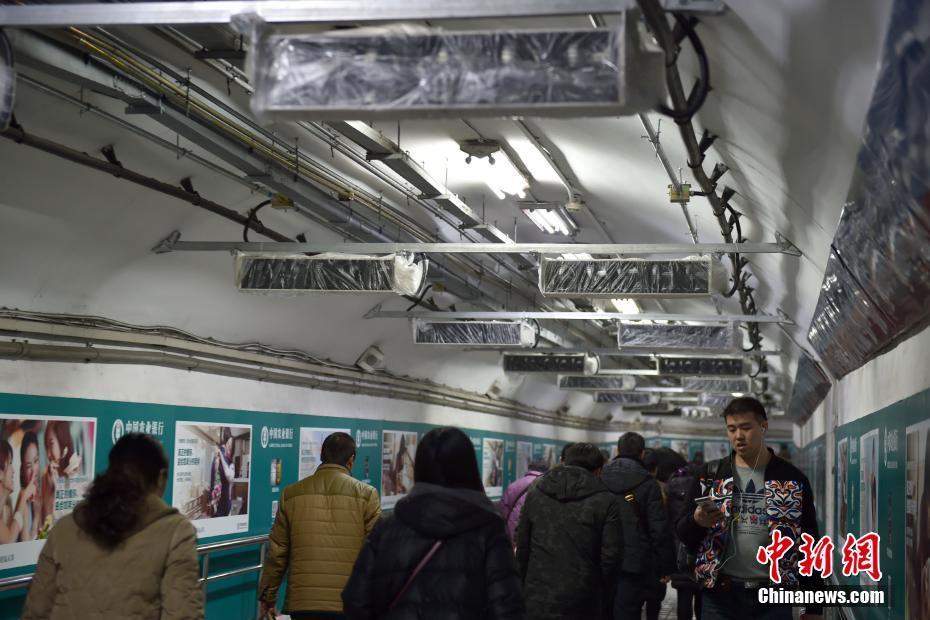 北京地铁复兴门换乘通道加装换气装置(组图)