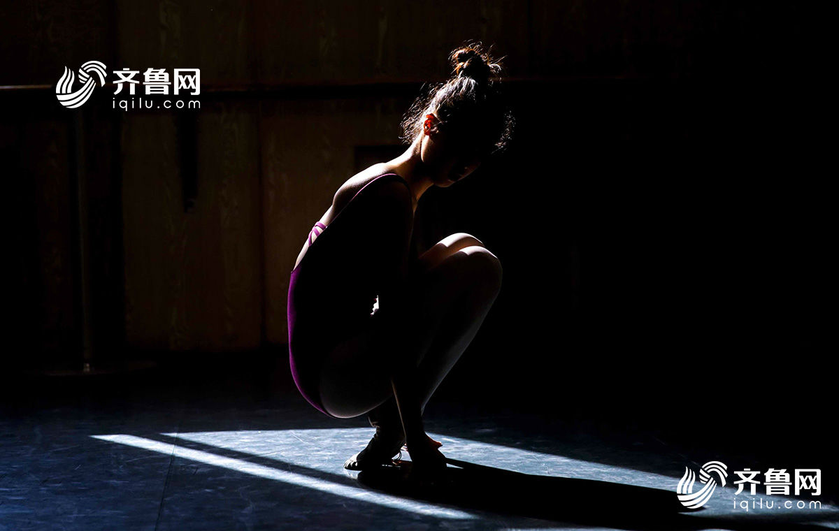 劈叉“弯弓”带伤应考 舞蹈艺考不“易考”(组图)