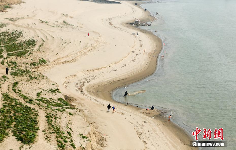 长江武汉段进入枯水期 沙洲成景（组图）