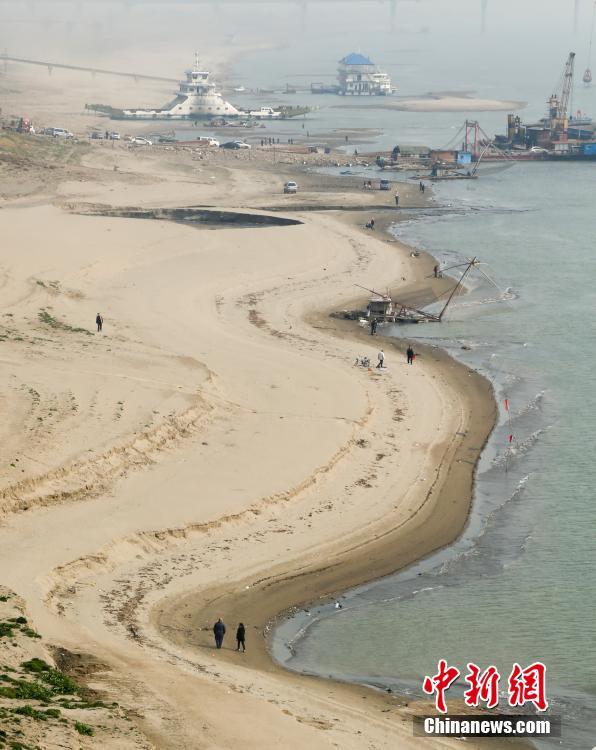 长江武汉段进入枯水期 沙洲成景（组图）