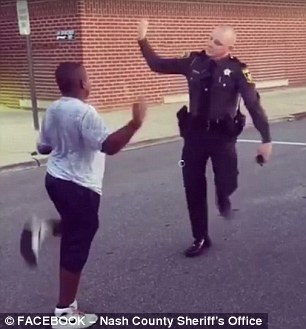 开心！警察和男孩在停车场跳可爱舞蹈