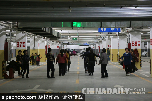 郑州大妈小区地下车库跳广场舞 “冬暖夏凉”没雾霾？[组图]
