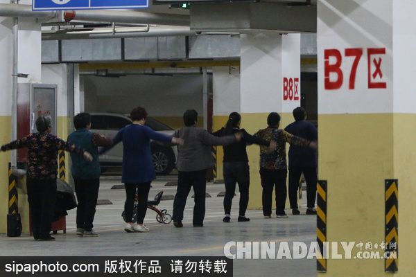 郑州大妈小区地下车库跳广场舞 “冬暖夏凉”没雾霾？[组图]