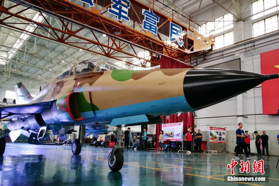 中国首架山鹰飞机外贸机总装下线