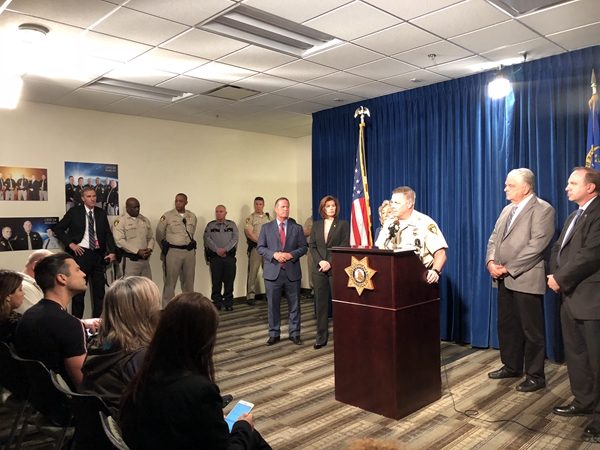 拉斯维加斯警方：凶手房间缴获23把武器 尚无证据表明枪击案为多人作案