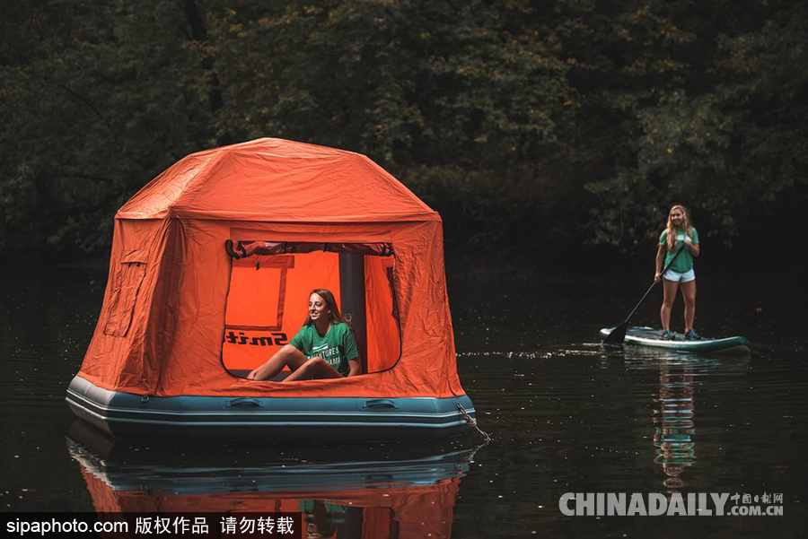 谁说露营只能在地面？水上帐篷问世让你躺在水面看星星