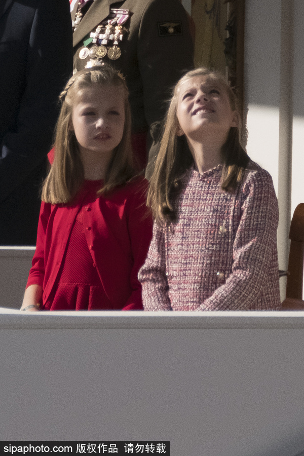 西班牙举行阅兵活动庆祝国庆日 两名小公主甜美可人