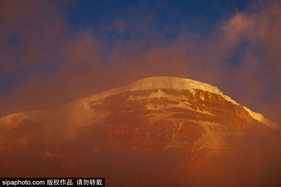 距离地心最远的高峰 厄瓜多尔钦博拉索山日暮时分