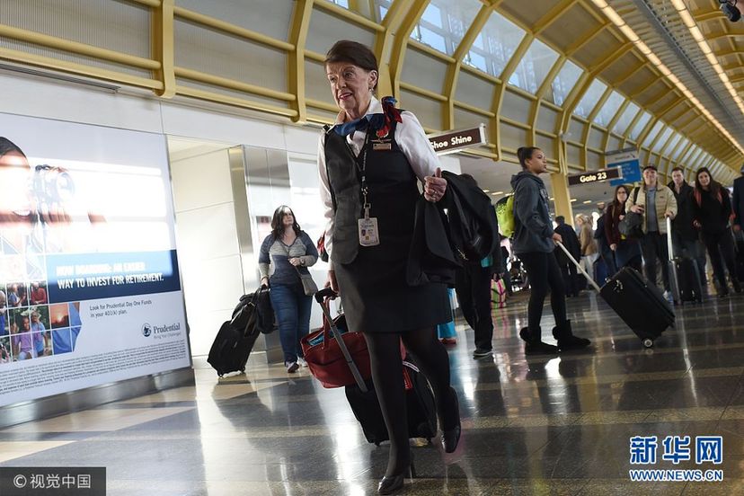 她可能是世界最年长空姐 81岁仍在美国航空公司上班