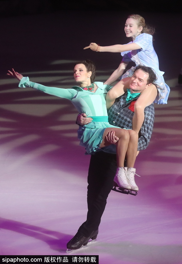 莫斯科冰上舞蹈表演 花滑名将上演《爱丽丝梦游仙境》