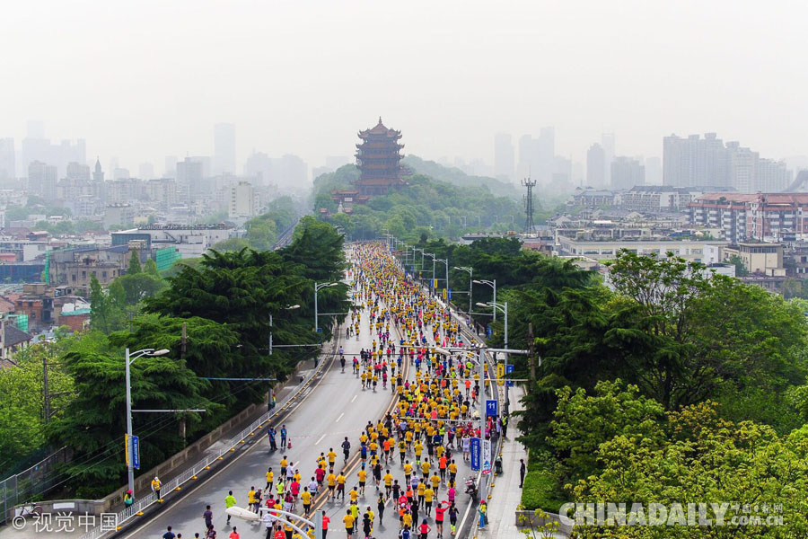 组图：穿越两江三镇五桥隧六区 中国最美马拉松武汉开跑