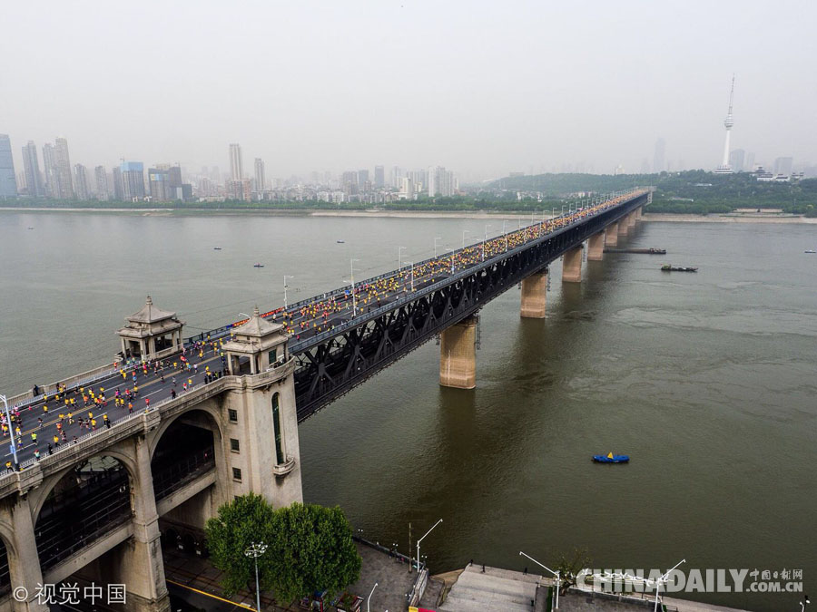组图：穿越两江三镇五桥隧六区 中国最美马拉松武汉开跑