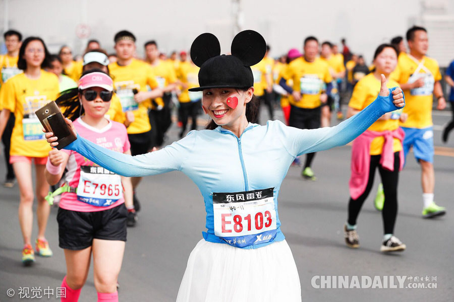 组图：穿越两江三镇五桥隧六区 中国最美马拉松武汉开跑