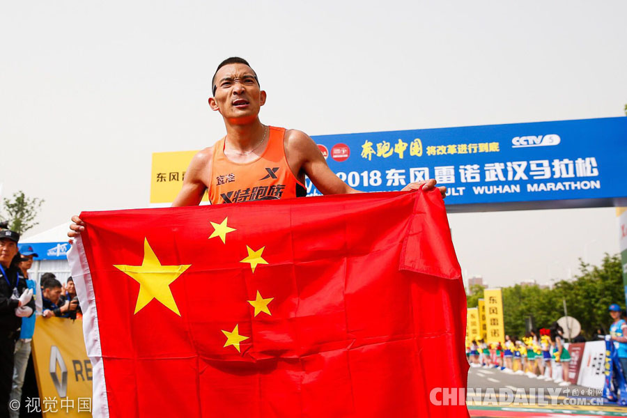 组图：穿越两江三镇五桥隧六区 中国最美马拉松武汉开跑
