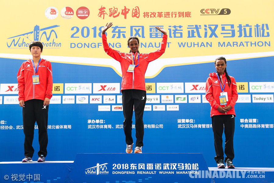 组图：穿越两江三镇五桥隧六区 中国最美马拉松武汉开跑