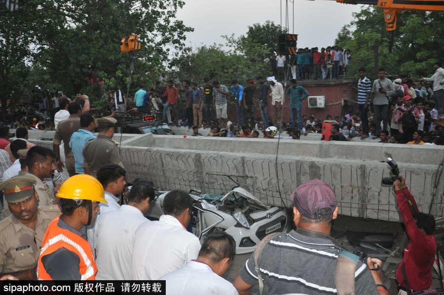 印度火车站一在建天桥倒塌 造成18人死亡数人被困