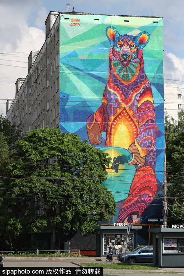 2018俄罗斯世界杯前瞻:30米高彩色熊涂鸦亮相