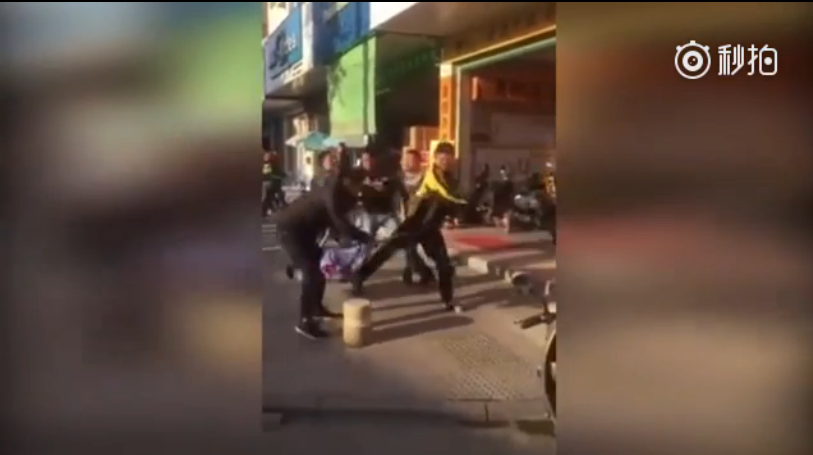 美团饿了么员工互殴 街头交战画面曝光