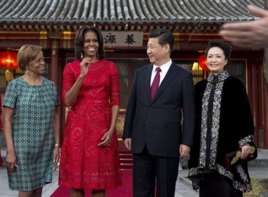 中好意思第一夫东说念主共看熊猫！当中国牡丹遭遇好意思国玫瑰